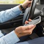 Telefono al volante, giro di vite in Francia: patente sospesa fino a sei mesi Telefono al volante, giro di vite in Francia: patente sospesa fino a sei mesi