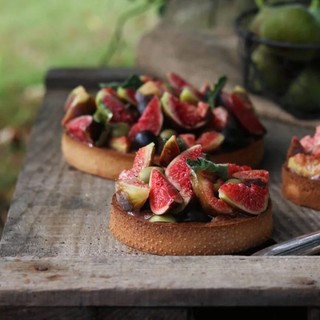 Tarte à la noisette, aux figues, olives et basilic