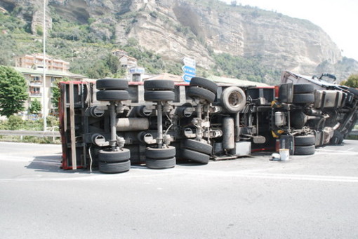 Ventimiglia: velocità troppo elevata in curva, camion si ribalta. Immagini spettacolari