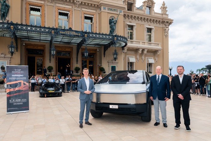 Test drive del Principe Alberto sulle strade del Principato con il Cybertruck Tesla Test drive del Principe Alberto sulle strade del Principato con il Cybertruck Tesla