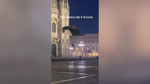 Si lancia dal Duomo di Milano con un paracadute, fermato 32enne Si lancia dal Duomo di Milano con un paracadute, fermato 32enne