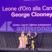 Leone d'oro alla carriera per George Clooney, è standing ovation a Venezia 2026