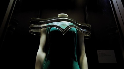 Dagli abiti de 'Il diavolo veste Prada 2' alla tunica di Hopkins, costumi di scena in mostra a Cinecittà