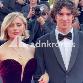 Venezia 83, l'eleganza dei conduttori Greta Scarano e Nicolas Maupas sul primo red carpet Venezia 83, l'eleganza dei conduttori Greta Scarano e Nicolas Maupas sul primo red carpet