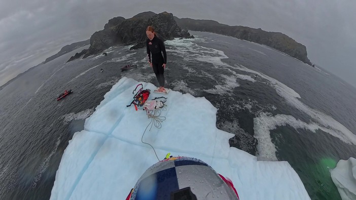 La prima donna a tuffarsi da un iceberg, il video dell'impresa della canadese Molly Carlson La prima donna a tuffarsi da un iceberg, il video dell'impresa della canadese Molly Carlson