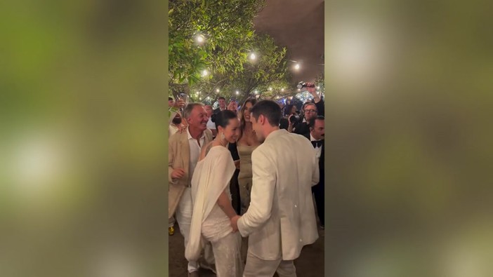 Aurora Ramazzotti e Goffredo Cerza sposi, il ballo dopo il primo 'sì'