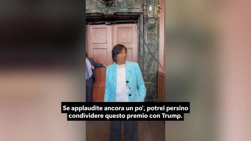 Pillay vince il Nobel: "Se applaudite più forte potrei condividere il Premio con Trump" Pillay vince il Nobel: "Se applaudite più forte potrei condividere il Premio con Trump"