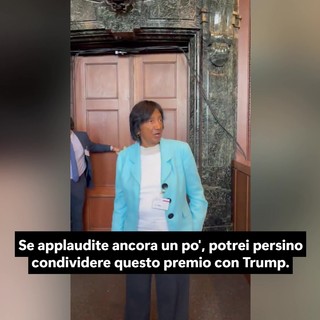 Pillay vince il Nobel: "Se applaudite più forte potrei condividere il Premio con Trump" Pillay vince il Nobel: "Se applaudite più forte potrei condividere il Premio con Trump"