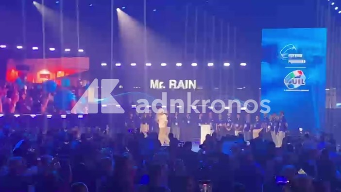 Al congresso Uil sul palco Mr. Rain canta "Supereroi"