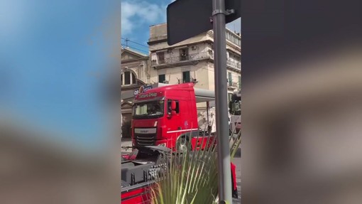 A Napoli sfilano cittadini e camion, il corteo a sostegno degli autotrasportatori