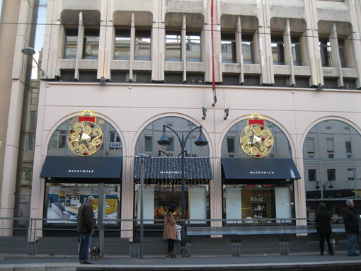 Ecco a Nizza le prime vetrine che guardano al Natale