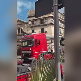 A Napoli sfilano cittadini e camion, il corteo a sostegno degli autotrasportatori