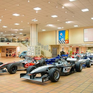 S.A.S Alberto II presenta una mostra di vetture di Formula 1 in occasione del Gran Premio di Montecarlo