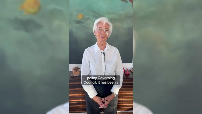Christine Lagarde lascia la Bce, l'annuncio con due cerotti sul viso Christine Lagarde lascia la Bce, l'annuncio con due cerotti sul viso