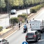 Rissa con spranghe e bottiglie in centro a Milano, caos tra le auto Rissa con spranghe e bottiglie in centro a Milano, caos tra le auto