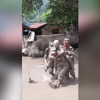 Alluvione in Nepal, l'intervento dei soccorsi per salvare le persone dal fango