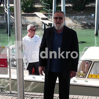 Venezia 83, Russell Crowe sbarca al Lido per il suo doc 'What Love Builds'