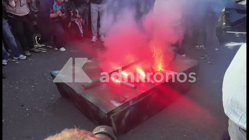 Cortei a Napoli, manifestanti bruciano carro armato di carta