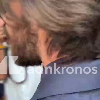 Il bacio tra Leonardo Maria Del Vecchio e Sara Soldati, finisce la contesa sulla figlia Il bacio tra Leonardo Maria Del Vecchio e Sara Soldati, finisce la contesa sulla figlia