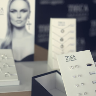 I giusti espositori per gioielli valorizzano prodotti e vetrina