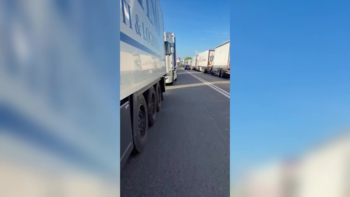 Sciopero autotrasportatori, le immagini dalla Calabria dei camion fermi in strada