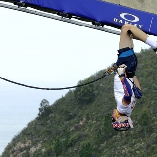 Con 600 monkey bar attraversa un ponte a 200 metri d'altezza: l'impresa di van Tonder