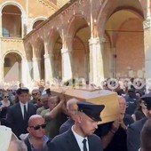 Funerali don Mazzi, l'uscita del feretro sulle note di "Io vagabondo"