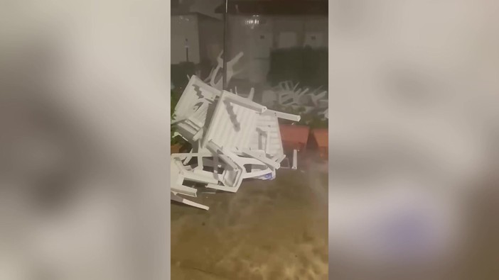 Maltempo, devastanti raffiche di vento in Toscana: tavoli e sedie spazzati via a Larciano Maltempo, devastanti raffiche di vento in Toscana: tavoli e sedie spazzati via a Larciano