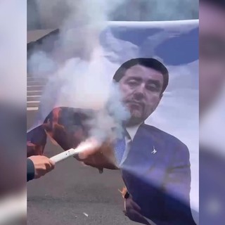 Bruciano manifesto con il volto di Salvini, la protesta degli studenti alla Sapienza