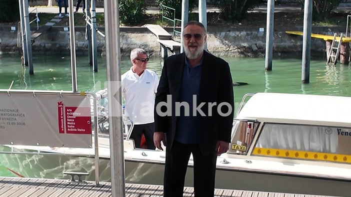 Venezia 83, Russell Crowe sbarca al Lido per il suo doc 'What Love Builds'