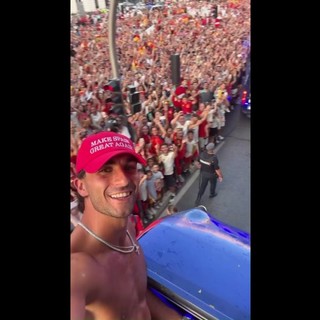 Ferran Torres, l'eroe dei Mondiali nella festa della Spagna col cappellino 'stile Trump'