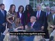 Trump invita Melania a firmare un ordine esecutivo, ma la frase diventa un boomerang sul web