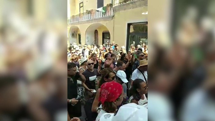 A Pozzuoli la protesta dei residenti: "Il governo dov'è? Vogliamo un tetto sulla testa"