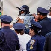 Met Gala, proteste contro Jeff Bezos: arrestato manifestante