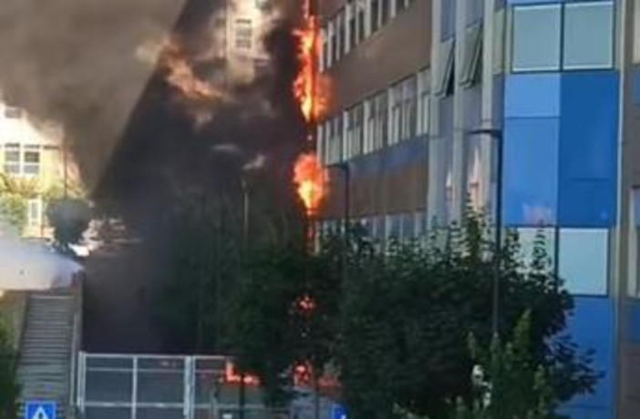Napoli, incendio all'ospedale del Mare: fiamme e alta colonna di fumo nero Napoli, incendio all'ospedale del Mare: fiamme e alta colonna di fumo nero