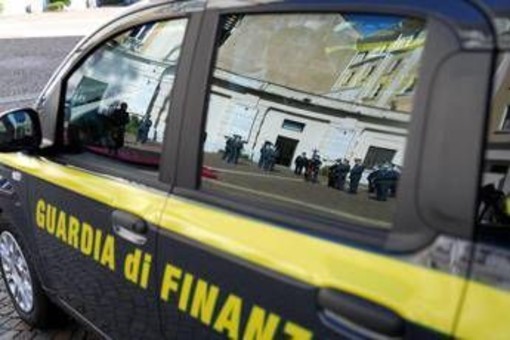 Maxi sequestro di giocattoli contraffatti: oltre 935mila prodotti irregolari, denunciato imprenditore Maxi sequestro di giocattoli contraffatti: oltre 935mila prodotti irregolari, denunciato imprenditore