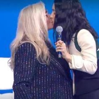 Levante dopo Sanremo: "Non c'è stata censura". E poi bacia in diretta Mara Venier