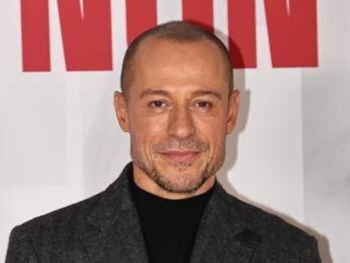 Stefano Accorsi, dal successo alla crisi: "Mi sentivo Dio, poi mi sono sfracellato". Poi, la rinascita Stefano Accorsi, dal successo alla crisi: "Mi sentivo Dio, poi mi sono sfracellato". Poi, la rinascita