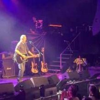 Springsteen suona a sorpresa a Minneapolis, sulla chitarra 'Arrest the President' Springsteen suona a sorpresa a Minneapolis, sulla chitarra 'Arrest the President'