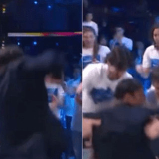 Sal Da Vinci canta a Domenica In, raggiunge la platea e... cade