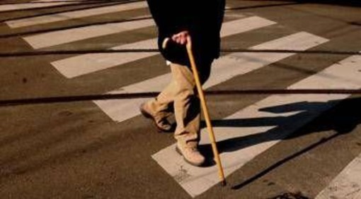 Il 20% degli over 65 cade almeno una volta l'anno, una scarpa intelligente può evitarlo