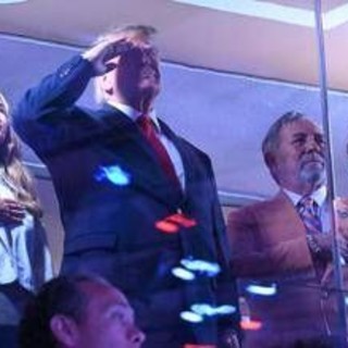 Pioggia di fischi per Trump alla finale Nba, ma il tycoon nega: "Erano applausi" Pioggia di fischi per Trump alla finale Nba, ma il tycoon nega: "Erano applausi"