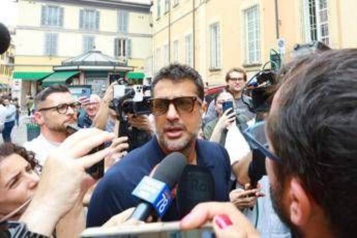 Fabrizio Corona multato dalla Consob per 200mila euro, ha violato il regolamento Ue sulle criptovalute