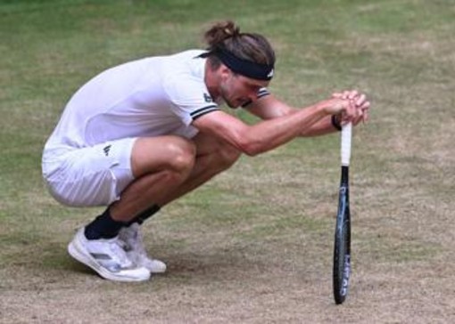 Zverev, paura ad Halle: malessere contro Fritz, poi perde la partita Zverev, paura ad Halle: malessere contro Fritz, poi perde la partita