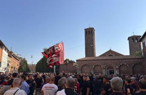 Baresi, oggi i funerali: migliaia di tifosi a Sant’Ambrogio per l’ultimo saluto Baresi, oggi i funerali: migliaia di tifosi a Sant’Ambrogio per l’ultimo saluto