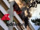 Roma, violento incendio in un palazzo: salvate tre persone, non si trova inquilino Roma, violento incendio in un palazzo: salvate tre persone, non si trova inquilino