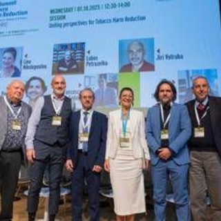 Fumo, medici su dispositivi alternativi: "Riducono danno e aiutano a smettere" Fumo, medici su dispositivi alternativi: "Riducono danno e aiutano a smettere"