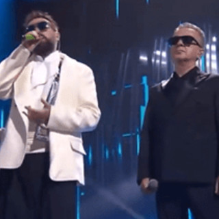 Sanremo 2026, Dargen D'Amico porta 'Il disertore' di Boris Vian sul palco Sanremo 2026, Dargen D'Amico porta 'Il disertore' di Boris Vian sul palco