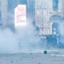 Guerriglia a Milano, notte di attesa per i genitori dei fermati: "Metà sono minori... l'altra metà pirla"