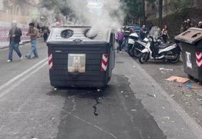 Scontri nei cortei a Roma, il racconto di un poliziotto: "Ci hanno assalito con sassi e molotov in via Claudia" Scontri nei cortei a Roma, il racconto di un poliziotto: "Ci hanno assalito con sassi e molotov in via Claudia"